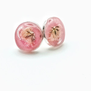 Ręcznie robione kolczyki sztyftowe z żywicy z suszoną gipsówką