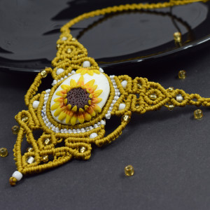 Słonecznikowa kolia - ręcznie wykonany choker mikromakrama