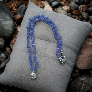 Subtelny naszyjnik z Tanzanitu z zawieszką w kształcie róży ze srebra