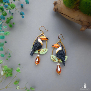 Kolczyki z tukanem wielkim i perełkami