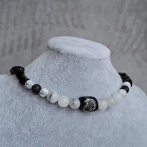Naszyjnik z czarnych i białych kamieni, agat, lawa, howlit