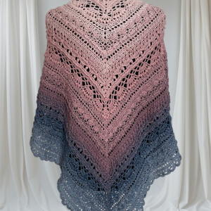 Piękna cieniowana chusta zrobiona na szydełku z mieniącą się nitką