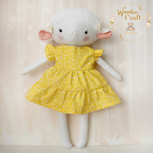 Owieczka Paula przytulanka w żółtej sukieneczce w kwiatuszki