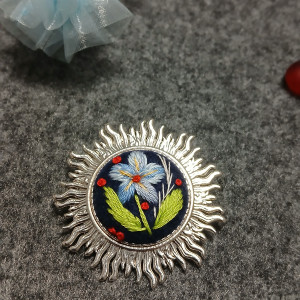 Ręcznie haftowana broszka  PLUTON