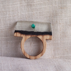 Pierścionek z drewna jesionowego i żywicy z kwiatkiem – Spalony drewniany pierścionek – Biżuteria inspirowana naturą – Nadzieja z popiołów – Ręcznie robiony pierścionek z żywicy i drewna