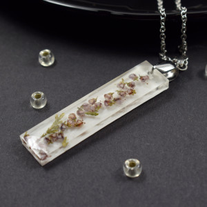 Naszyjnik z wrzosami w żywicy - prostokątny