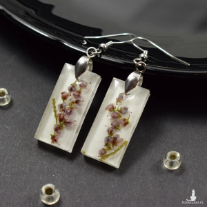 Małe kolczyki prostokąty z wrzosami w żywicy
