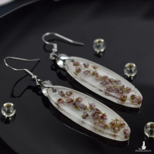 Długie, owalne kolczyki z kwiatam wrzosu