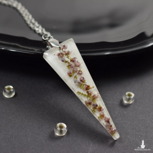 Trójkatny naszyjnik z kwiatami wrzosu w żywicy