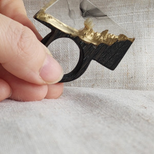 Pierścionek z czarnego dębu i żywicy z kwiatem – Ręcznie robiona biżuteria – Złota farba – Unikalny pierścionek – Prezent dla niej i dla niego