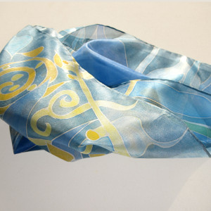 Roślinna w błękitach, jedwabna malowana apaszka