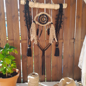 Boho Makrama z Łapaczem Snów i Piórami – Mistyczna Dekoracja Ścienna z Juty i Złotą Nitką