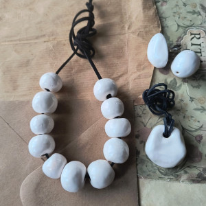 Zestaw biżuterii w kolorze kości słoniowej