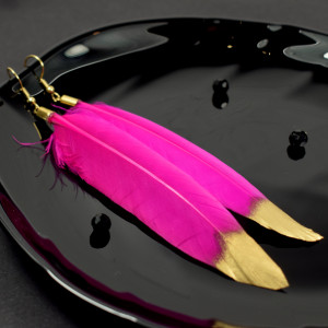 Długie kolczyki pióra - fuksja i złoto