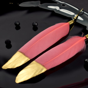 Długie kolczyki pióra - brzoskwiniowy róż i złoto