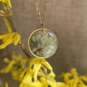 Złota zawieszka złoty wisiorek naszyjnik żywica z żywicy kwiaty z kwiatami retro naturalna dziewczęca kobieca hortensja