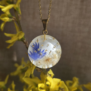 Złota zawieszka złoty wisiorek naszyjnik żywica z żywicy kwiaty z kwiatami retro naturalna dziewczęca kobieca gipsówka chabry