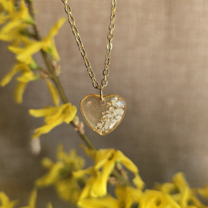 Złota zawieszka złoty wisiorek kwiat naszyjnik żywica z żywicy kwiaty z kwiatami serce serduszko gipsówka brokatowe