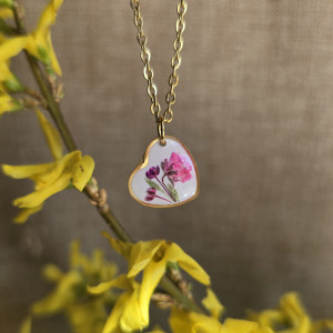 Złota zawieszka złoty wisiorek kwiat naszyjnik żywica z żywicy kwiaty z kwiatami serce serduszko gipsówka różowa