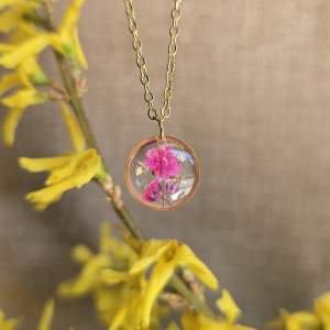 Złota zawieszka złoty wisiorek kwiat naszyjnik żywica z żywicy suszone kwiaty z kwiatami żywicy kwiaty żywica różowy kwiat gipsówka gipsówki różowa