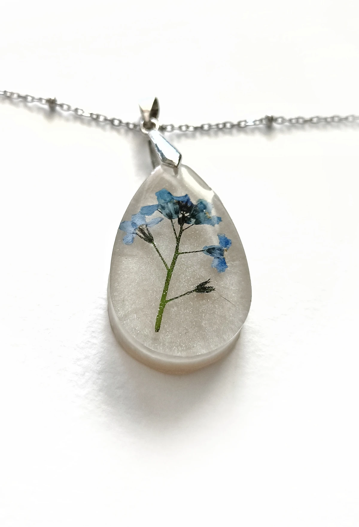 Duży wisiorek z żywicy w kształcie kropli z niezapominajkami