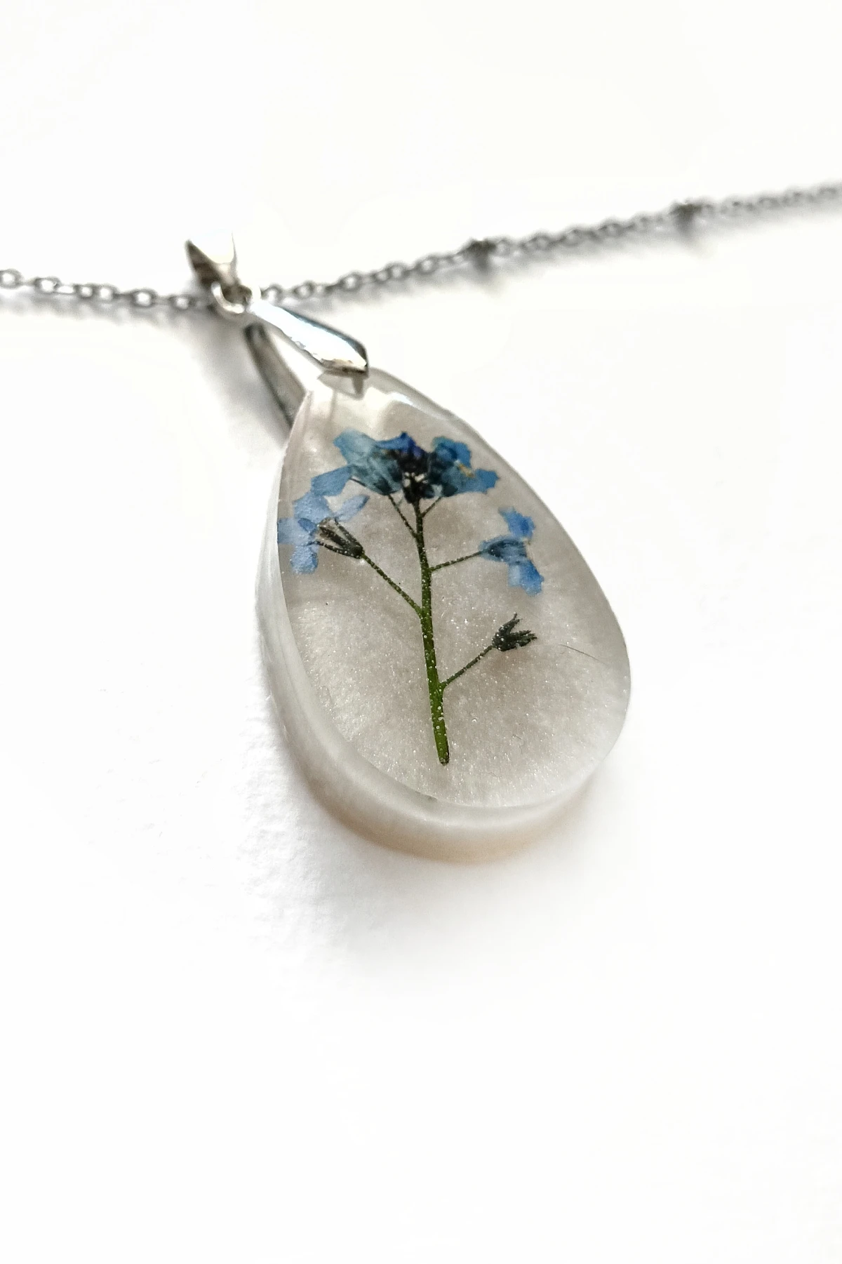 Duży wisiorek z żywicy w kształcie kropli z niezapominajkami