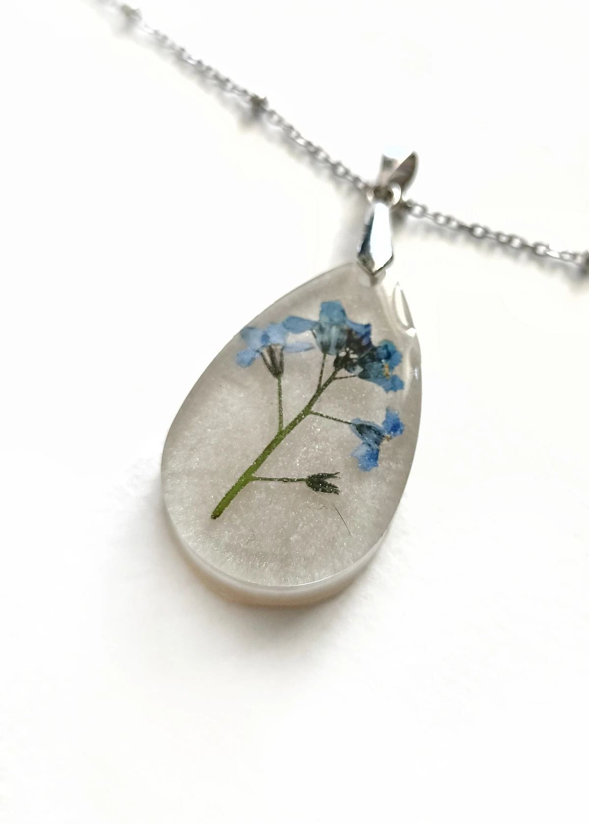 Duży wisiorek z żywicy w kształcie kropli z niezapominajkami