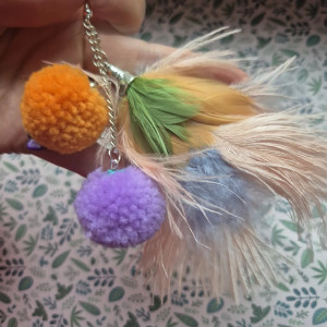 Kolczyki pompony i pióra