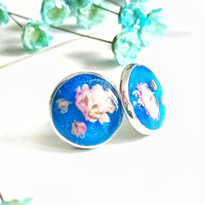 Ręcznie robione kolczyki sztyfty z suszoną gipsówką