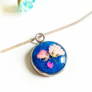 Delikatna zawieszka z suszoną gipsówką – biżuteria handmade, która przyciąga spojrzenia