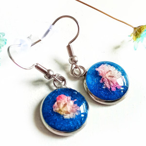 Kolczyki handmade z różową gipsówką – delikatna elegancja w artystycznej formie