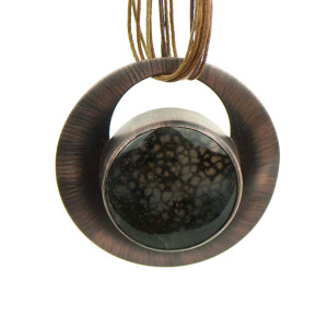 Okrągły wisior z ciemnym agatem c1041