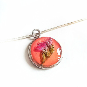 Ręcznie robiona zawieszka z suszonym zatrawianem – naturalna elegancja, która przyciąga wzrok