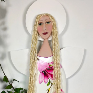 Dekoracyjny anioł z drewna „Cisza magnolii”