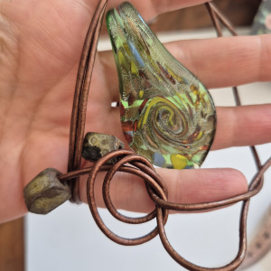 Naszyjnik z z zielonym wisiorem na rzemyku