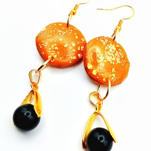 Ręcznie robione kolczyki z gliny polimerowej ze złotymi drobinkami i czarnym agatem