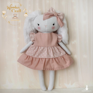 Króliczek Lola przytulanka w różowej sukieneczce w kropeczki