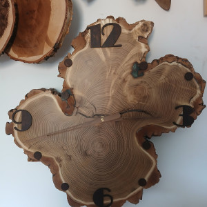 Zegar wiszący na plastrze akacji