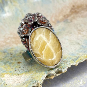 Owalny pierścień z kalcytem masełkowym odcieniu a1136