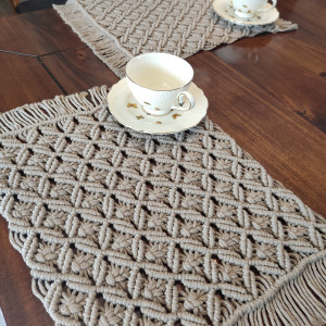 Makramowy bieżnik na stół w stylu Boho