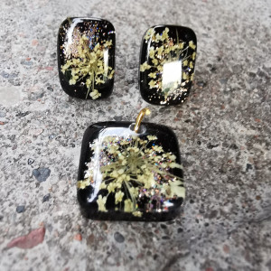 Czarny elegancki zestaw na prezent kwiaty w żywicy epoksydowej