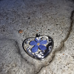 Wisiorek serduszko z niezapominajką srebrne serce z kwiatkiem z żywicy