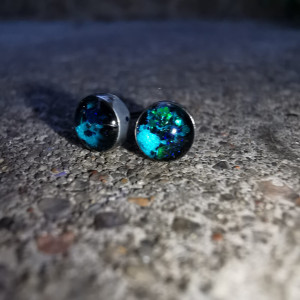 Zielone sztyfty świecące mikro kolczyki malutkie kolczyki zielone niebieskie kolczyki