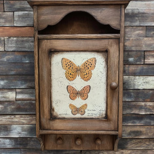 Drewniana skrzynka na klucze, Motyle