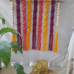 Kolorowa Makrama Boho na Gałęzi Brzozy – Rękodzieło z Pozytywną Energią