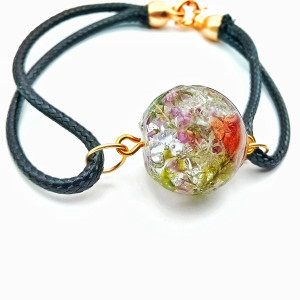 Bransoletka z kawałkiem lasu zatopionym w żywicy – rękodzieło inspirowane naturą