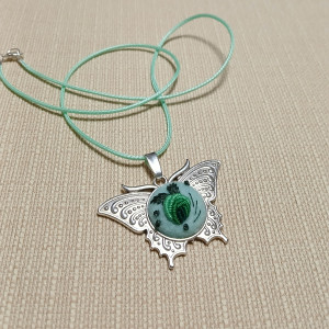 Ręcznie haftowany wisior  ZIELONY MOTYL