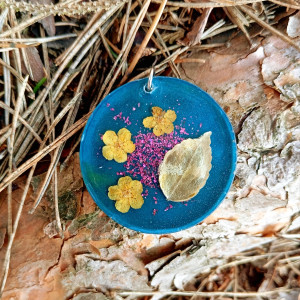 Morska zawieszka z żywicy z roślinami