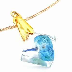 Unikatowy wisiorek z żywicy z zatopioną hortensją – rękodzieło