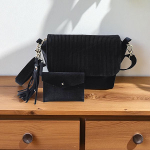 Mała czarna torebka na ramię, skóra zamszowa